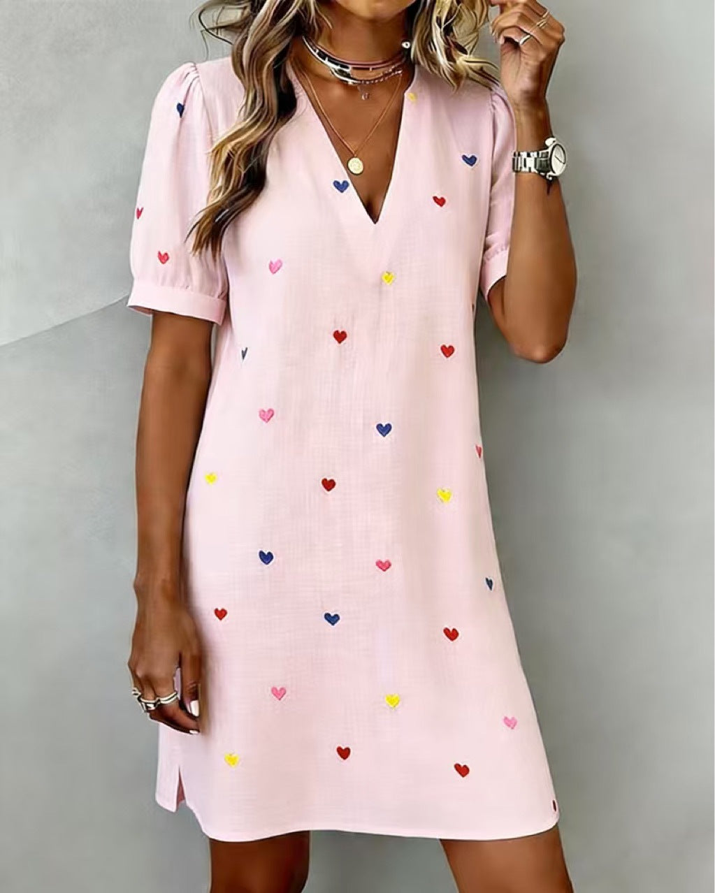 Vestido de mujer de lino y algodón con cuello en V y estampado de corazones.