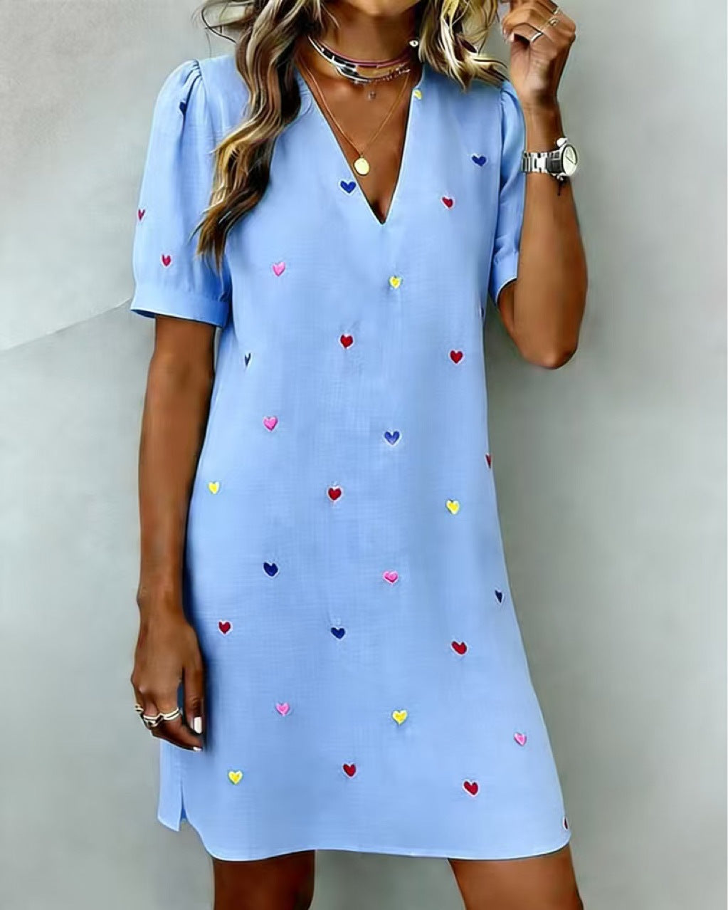 Vestido de mujer de lino y algodón con cuello en V y estampado de corazones.
