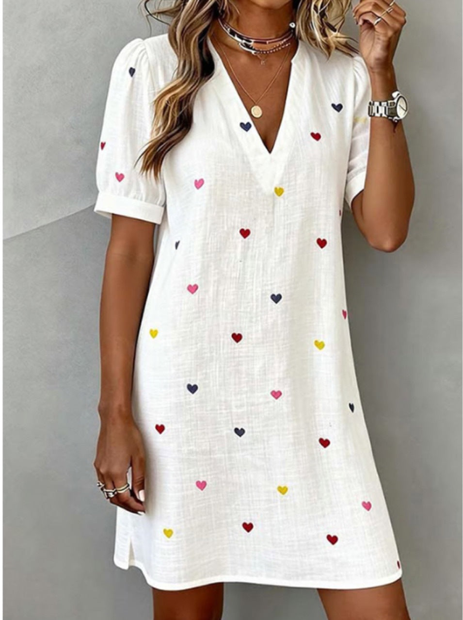 Vestido de mujer de lino y algodón con cuello en V y estampado de corazones.
